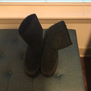 A ugg ultra short boot size 9
